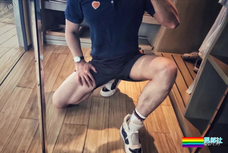 帅气空少酒店自拍开撩，居然还是大胸大长腿哦！ - 51虹马