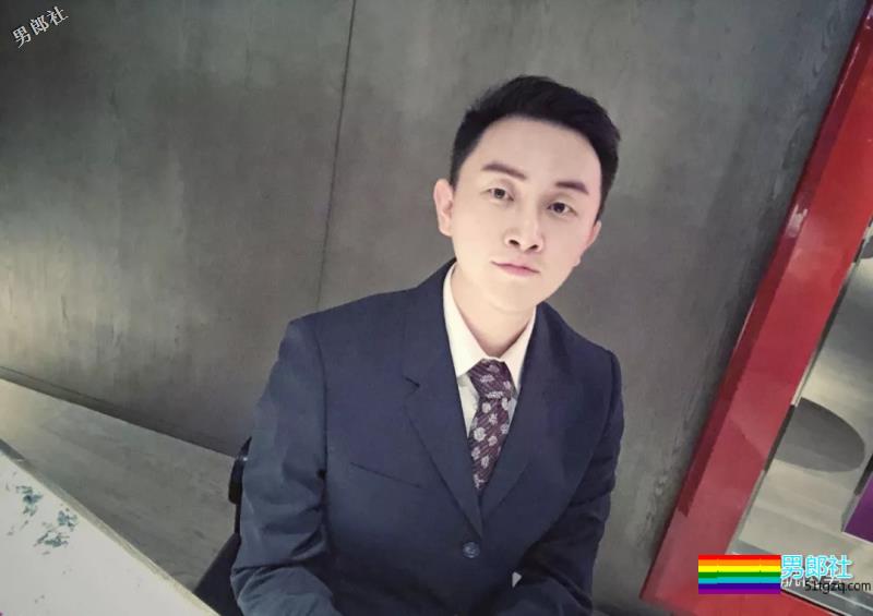 帅气空少酒店自拍开撩，居然还是大胸大长腿哦！ - 51虹马