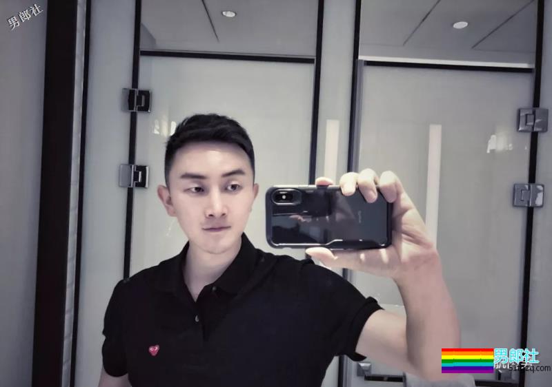 帅气空少酒店自拍开撩，居然还是大胸大长腿哦！ - 51虹马