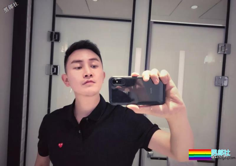 帅气空少酒店自拍开撩，居然还是大胸大长腿哦！ - 51虹马