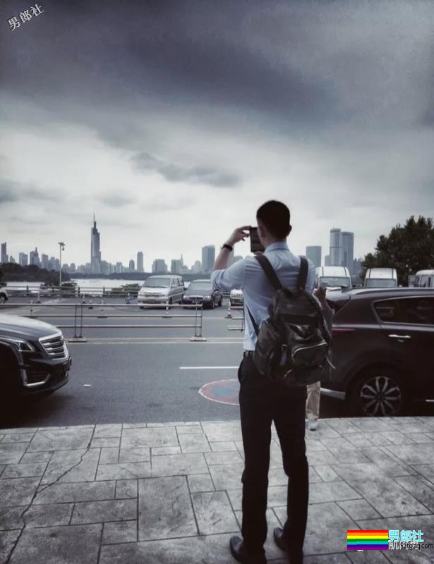 帅气空少酒店自拍开撩，居然还是大胸大长腿哦！ - 51虹马