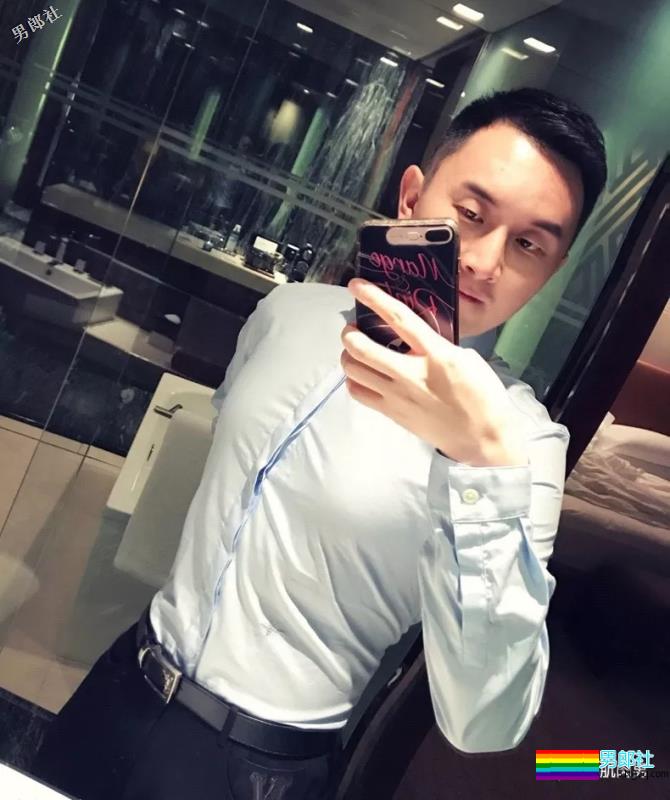 帅气空少酒店自拍开撩，居然还是大胸大长腿哦！ - 51虹马