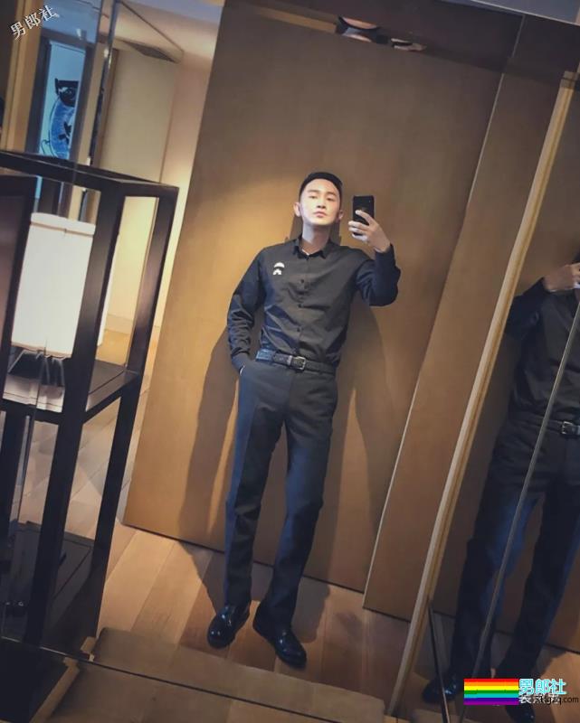 帅气空少酒店自拍开撩，居然还是大胸大长腿哦！ - 51虹马