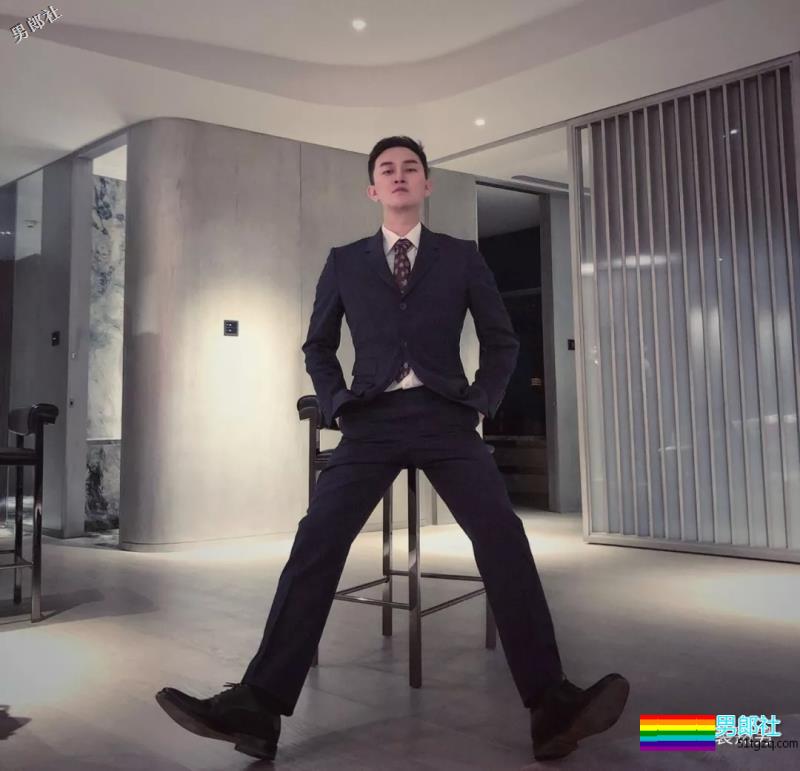 帅气空少酒店自拍开撩，居然还是大胸大长腿哦！ - 51虹马