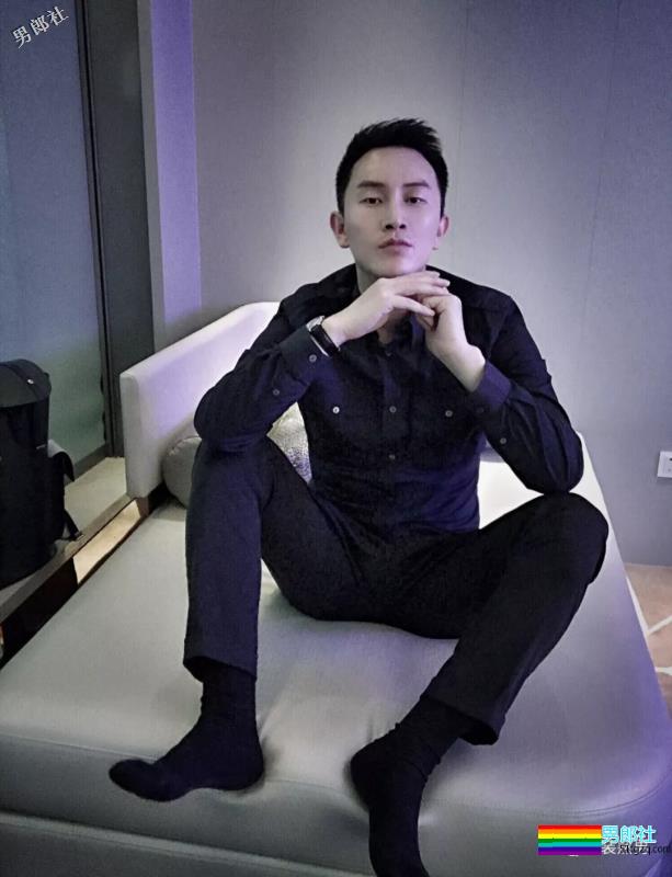 帅气空少酒店自拍开撩，居然还是大胸大长腿哦！ - 51虹马