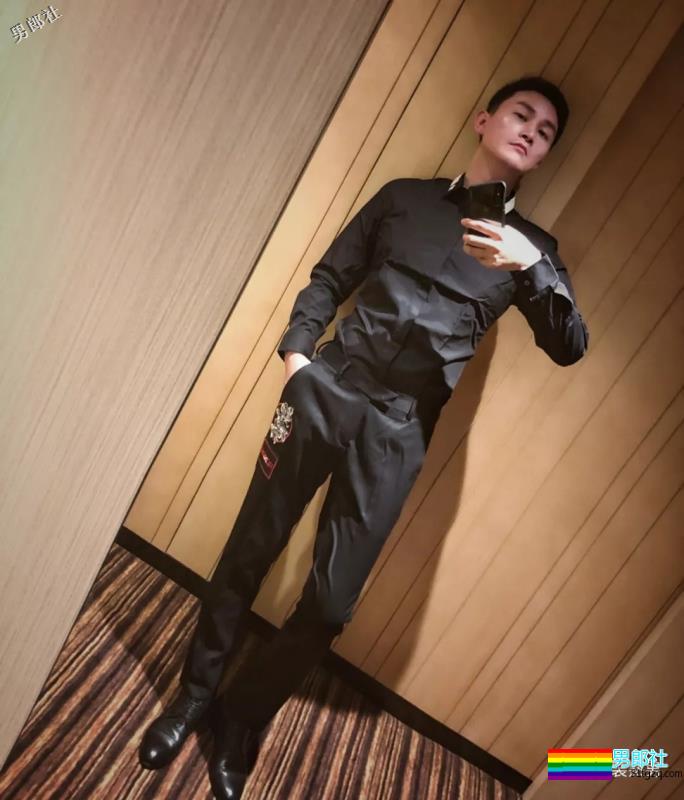 帅气空少酒店自拍开撩，居然还是大胸大长腿哦！ - 51虹马