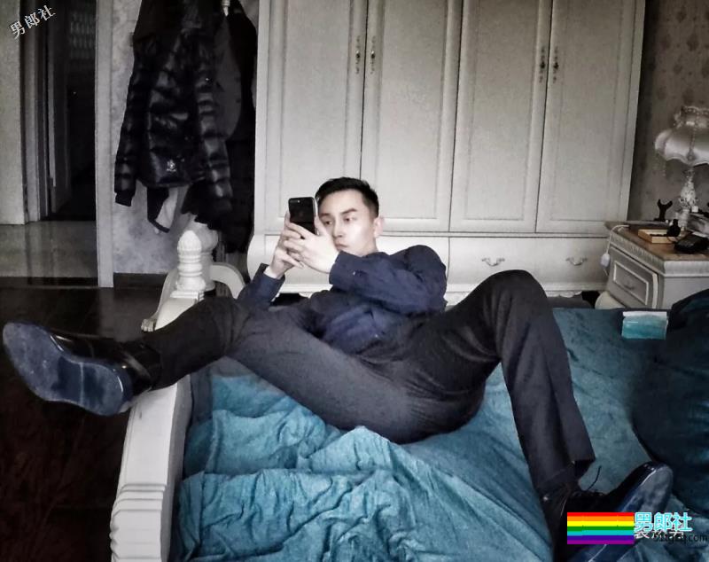 帅气空少酒店自拍开撩，居然还是大胸大长腿哦！ - 51虹马