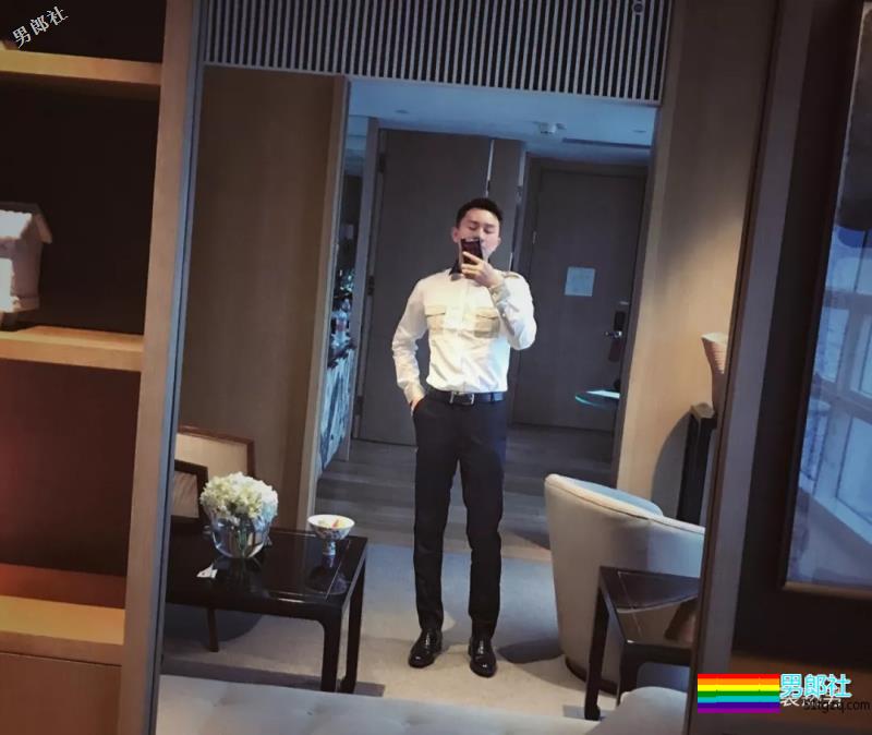 帅气空少酒店自拍开撩，居然还是大胸大长腿哦！ - 51虹马