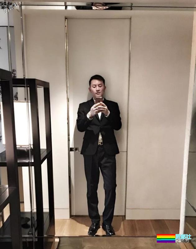 帅气空少酒店自拍开撩，居然还是大胸大长腿哦！ - 51虹马