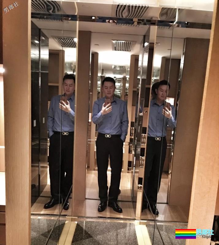 帅气空少酒店自拍开撩，居然还是大胸大长腿哦！ - 51虹马