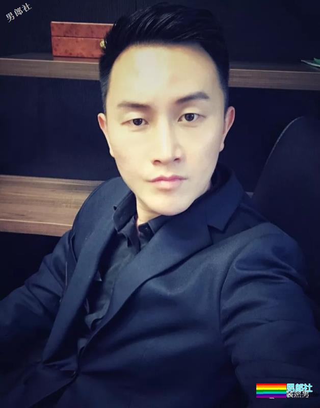 帅气空少酒店自拍开撩，居然还是大胸大长腿哦！ - 51虹马