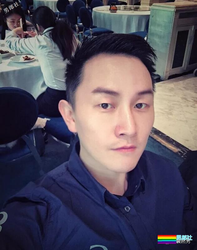 帅气空少酒店自拍开撩，居然还是大胸大长腿哦！ - 51虹马