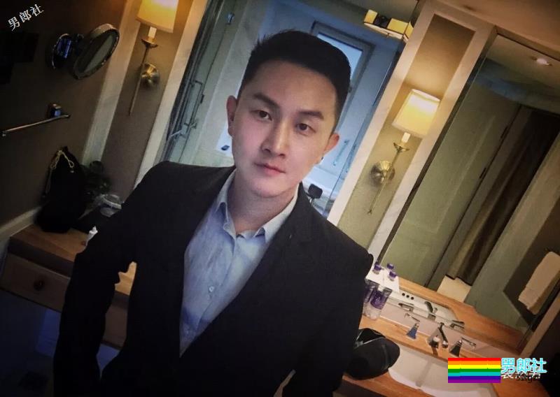 帅气空少酒店自拍开撩，居然还是大胸大长腿哦！ - 51虹马