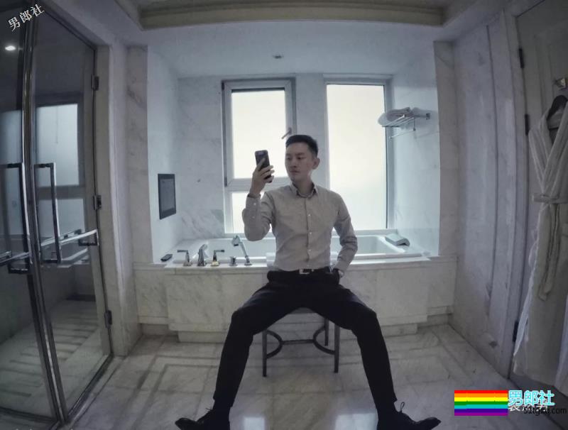 帅气空少酒店自拍开撩，居然还是大胸大长腿哦！ - 51虹马