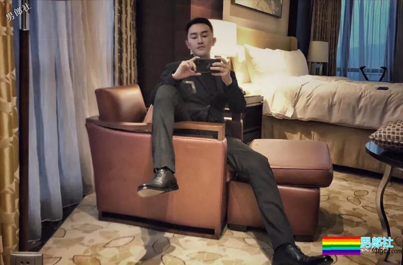 帅气空少酒店自拍开撩，居然还是大胸大长腿哦！ - 51虹马