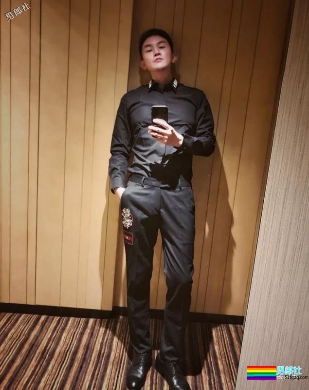 帅气空少酒店自拍开撩，居然还是大胸大长腿哦！ - 51虹马