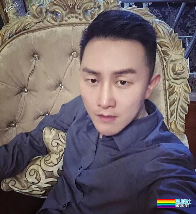 帅气空少酒店自拍开撩，居然还是大胸大长腿哦！ - 51虹马