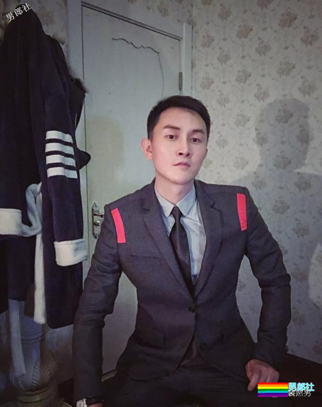 帅气空少酒店自拍开撩，居然还是大胸大长腿哦！ - 51虹马