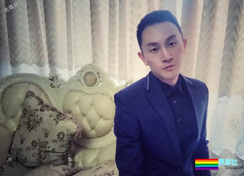 帅气空少酒店自拍开撩，居然还是大胸大长腿哦！ - 51虹马