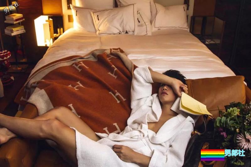 醉酒青年被酒店男服务员入侵，男孩子出门在外也要小心…-51虹马