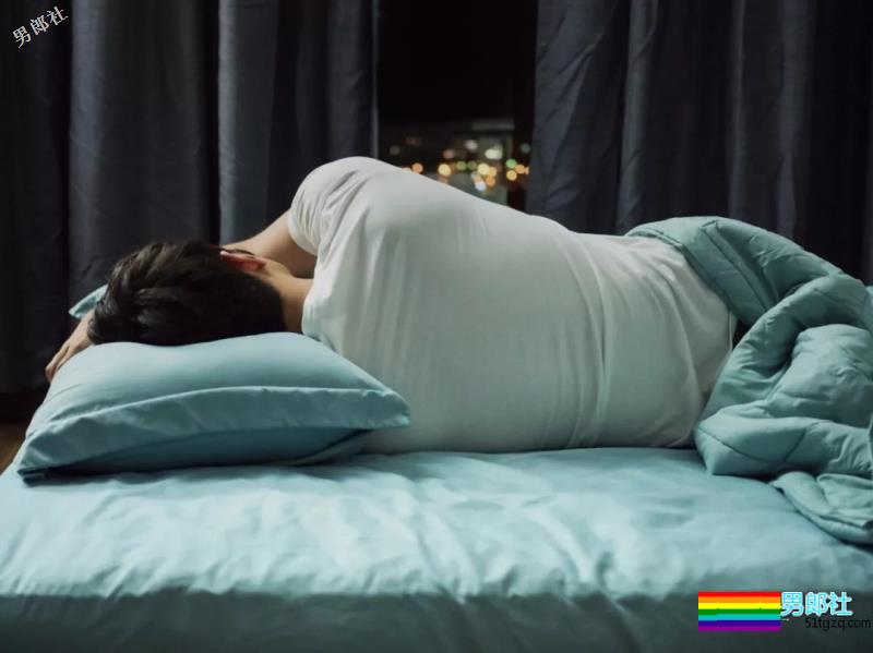 醉酒青年被酒店男服务员入侵，男孩子出门在外也要小心… - 51虹马