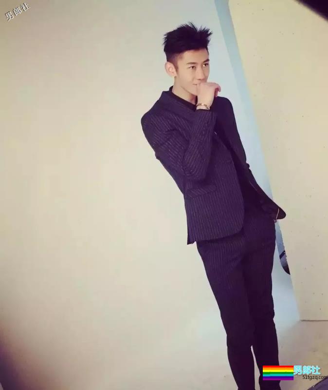 帅崽身材八块腹肌花臂纹身，能正装诱人也能晒肌开撩！-51虹马