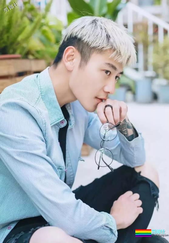 帅崽身材八块腹肌花臂纹身，能正装诱人也能晒肌开撩！ - 51虹马