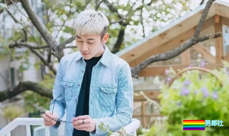 帅崽身材八块腹肌花臂纹身，能正装诱人也能晒肌开撩！ - 51虹马