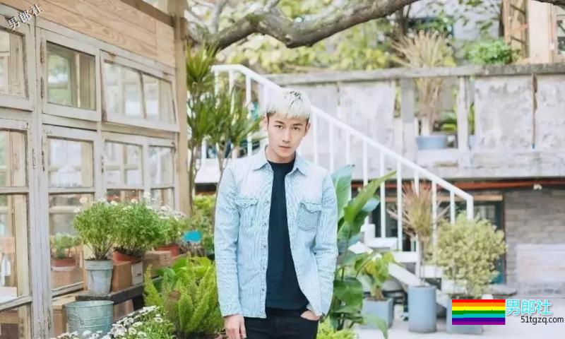 帅崽身材八块腹肌花臂纹身，能正装诱人也能晒肌开撩！ - 51虹马