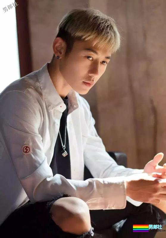 帅崽身材八块腹肌花臂纹身，能正装诱人也能晒肌开撩！ - 51虹马