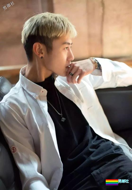 帅崽身材八块腹肌花臂纹身，能正装诱人也能晒肌开撩！ - 51虹马