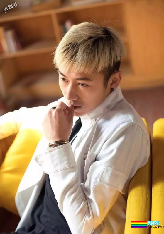 帅崽身材八块腹肌花臂纹身，能正装诱人也能晒肌开撩！ - 51虹马