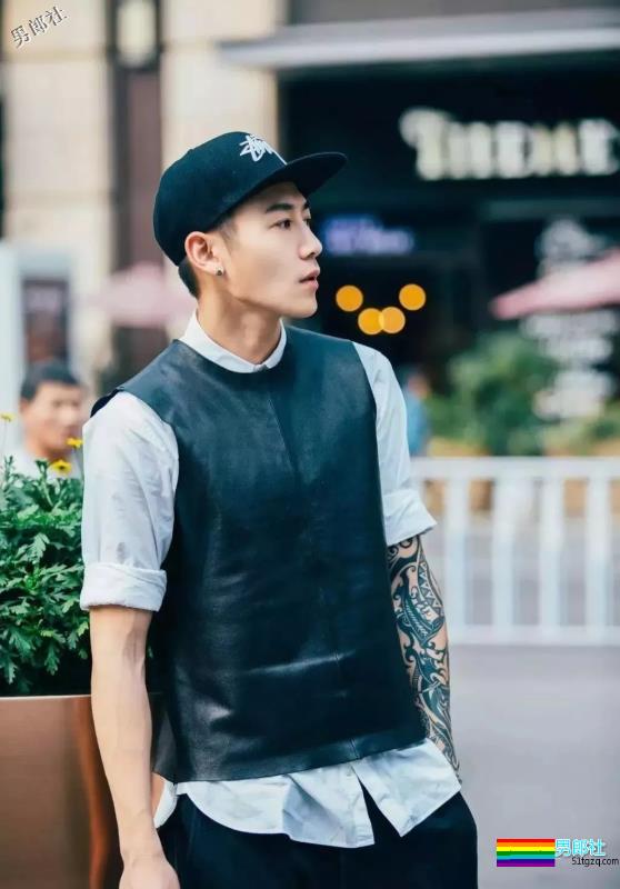 帅崽身材八块腹肌花臂纹身，能正装诱人也能晒肌开撩！ - 51虹马