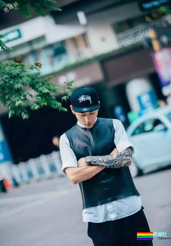 帅崽身材八块腹肌花臂纹身，能正装诱人也能晒肌开撩！ - 51虹马