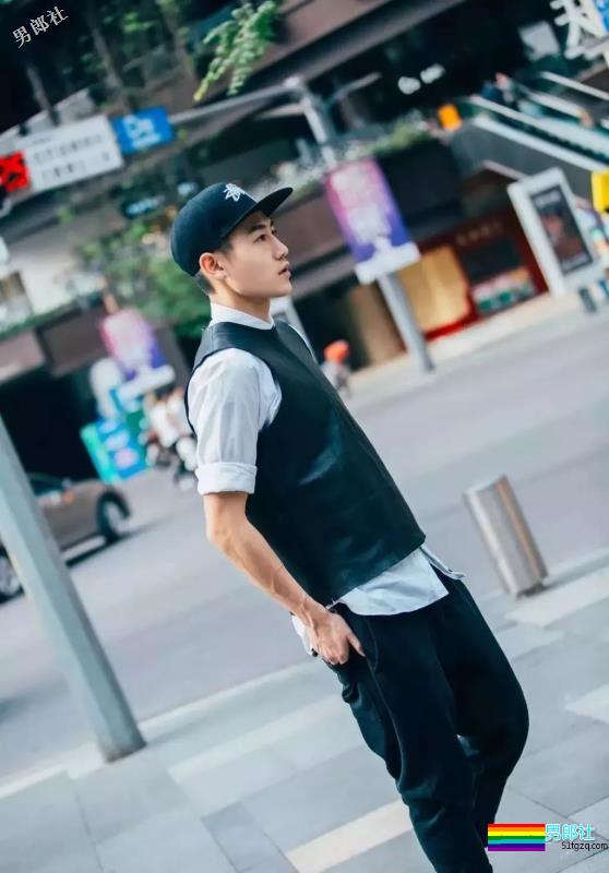 帅崽身材八块腹肌花臂纹身，能正装诱人也能晒肌开撩！ - 51虹马