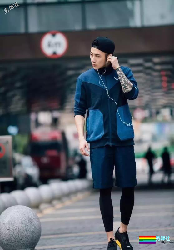 帅崽身材八块腹肌花臂纹身，能正装诱人也能晒肌开撩！ - 51虹马