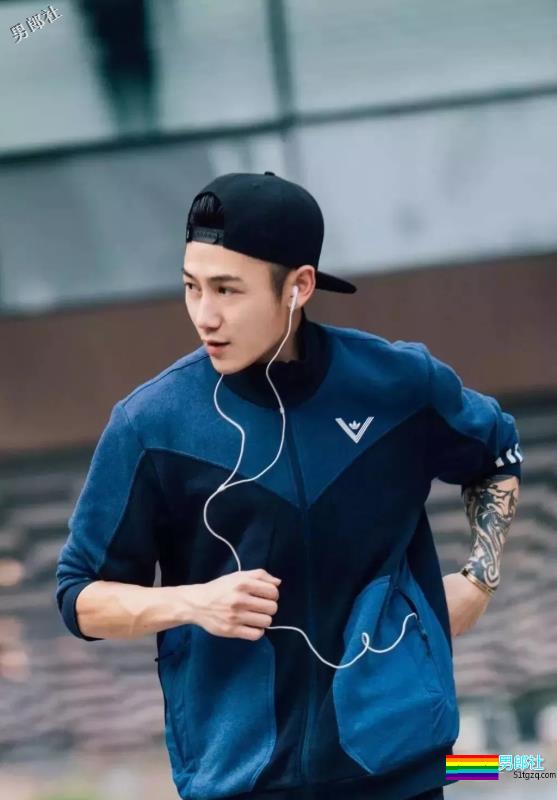 帅崽身材八块腹肌花臂纹身，能正装诱人也能晒肌开撩！ - 51虹马