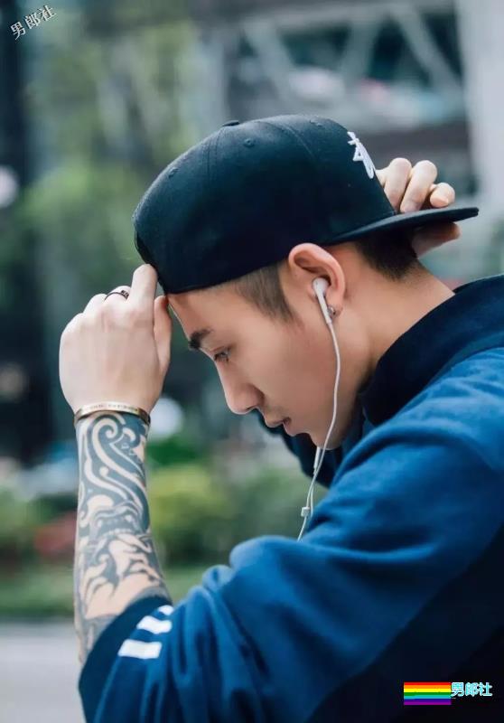 帅崽身材八块腹肌花臂纹身，能正装诱人也能晒肌开撩！ - 51虹马