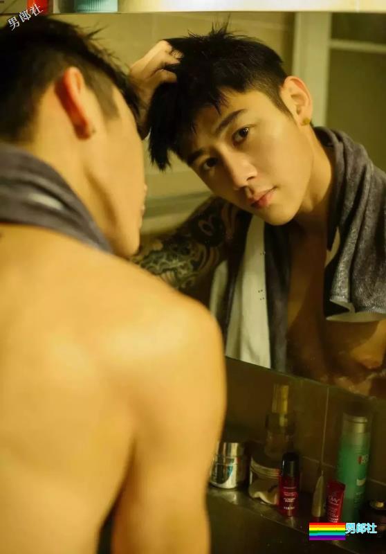 帅崽身材八块腹肌花臂纹身，能正装诱人也能晒肌开撩！ - 51虹马