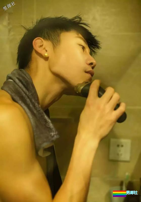 帅崽身材八块腹肌花臂纹身，能正装诱人也能晒肌开撩！ - 51虹马