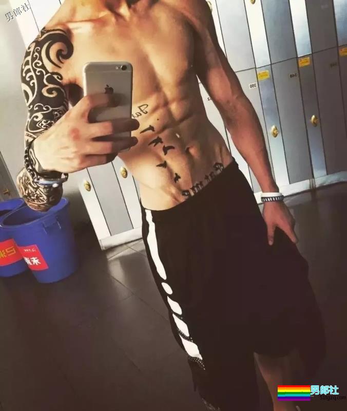 帅崽身材八块腹肌花臂纹身，能正装诱人也能晒肌开撩！ - 51虹马