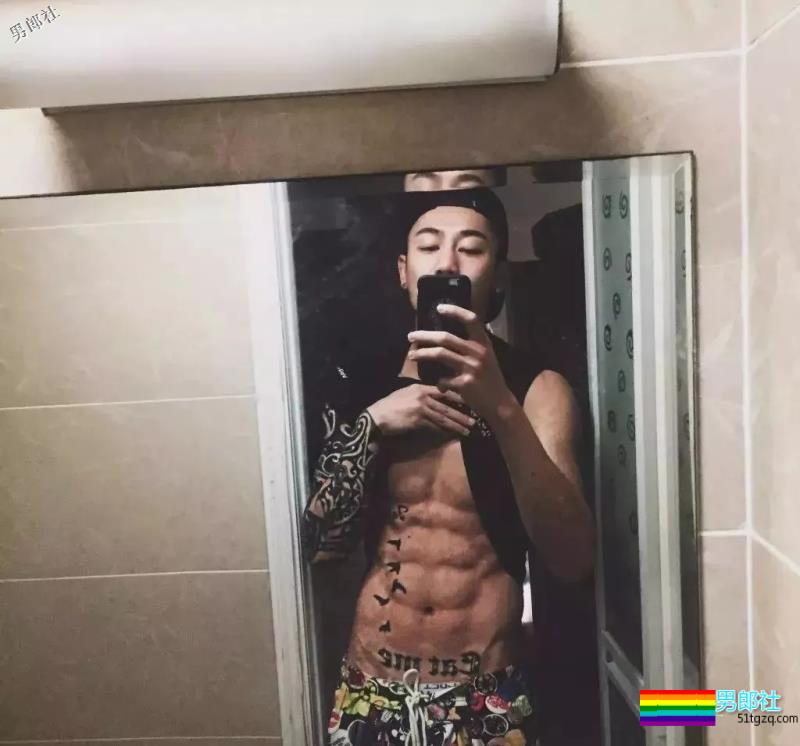 帅崽身材八块腹肌花臂纹身，能正装诱人也能晒肌开撩！ - 51虹马
