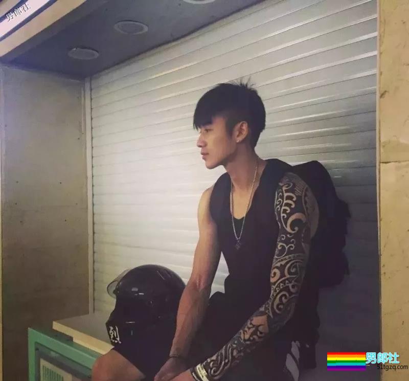 帅崽身材八块腹肌花臂纹身，能正装诱人也能晒肌开撩！ - 51虹马