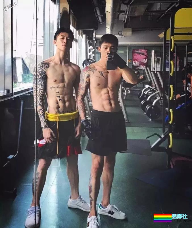 帅崽身材八块腹肌花臂纹身，能正装诱人也能晒肌开撩！ - 51虹马