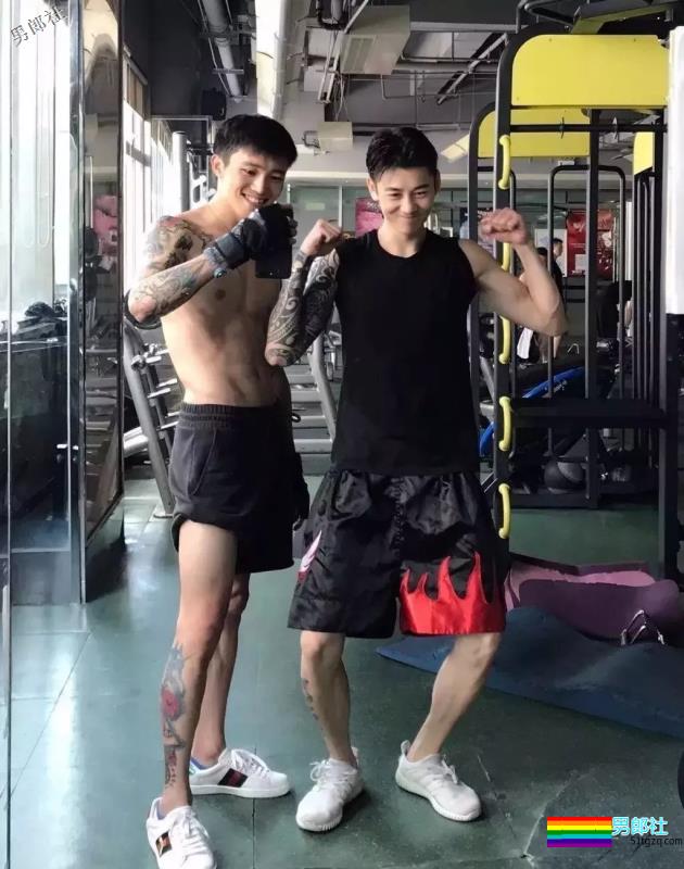 帅崽身材八块腹肌花臂纹身，能正装诱人也能晒肌开撩！ - 51虹马