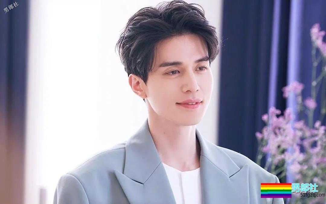 “冻龄男神”主动掀衣露腹肌人鱼线？他的洗澡戏才叫惊艳！-51虹马