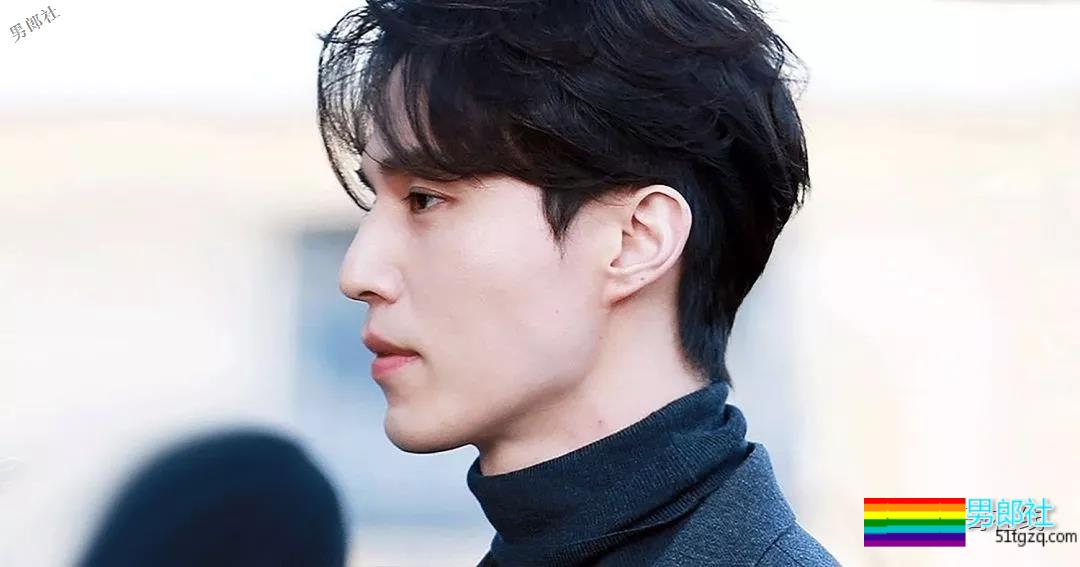 “冻龄男神”主动掀衣露腹肌人鱼线？他的洗澡戏才叫惊艳！ - 51虹马