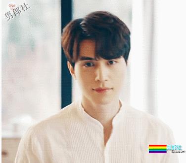 “冻龄男神”主动掀衣露腹肌人鱼线？他的洗澡戏才叫惊艳！ - 51虹马