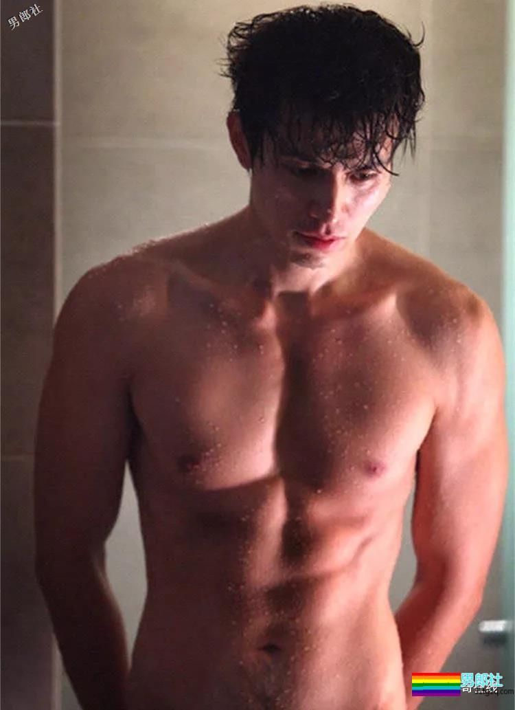 “冻龄男神”主动掀衣露腹肌人鱼线？他的洗澡戏才叫惊艳！ - 51虹马