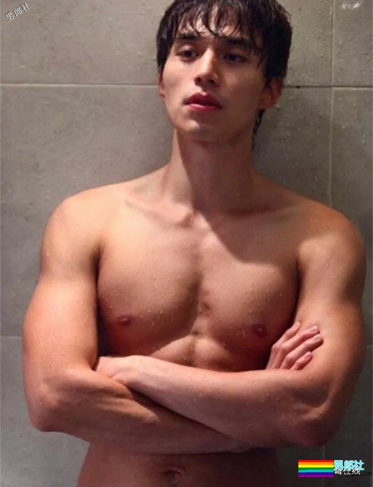 “冻龄男神”主动掀衣露腹肌人鱼线？他的洗澡戏才叫惊艳！ - 51虹马